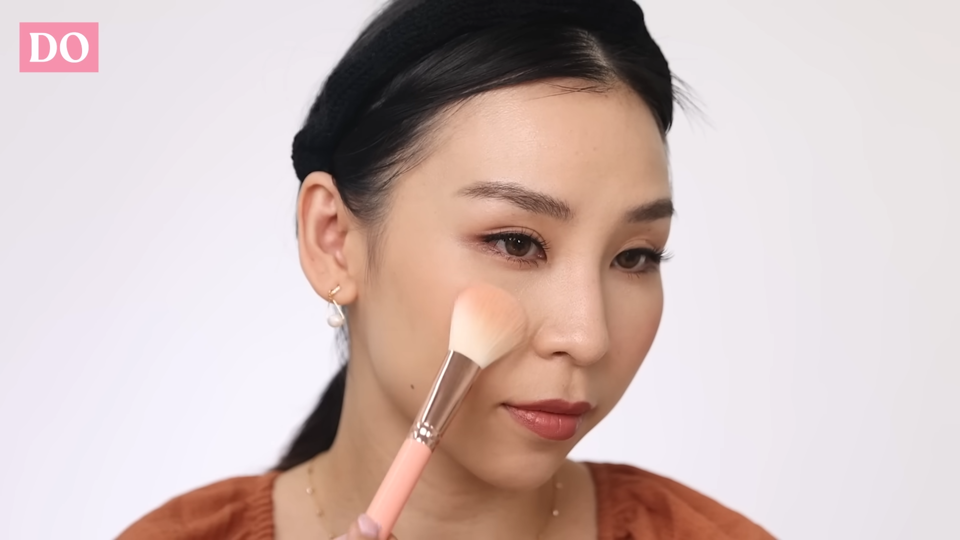 How to Apply Blush Correctly to Add Color to Your Face